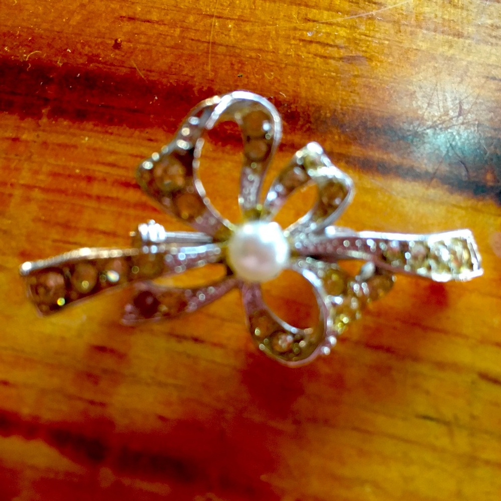 Small bow broach, vintage